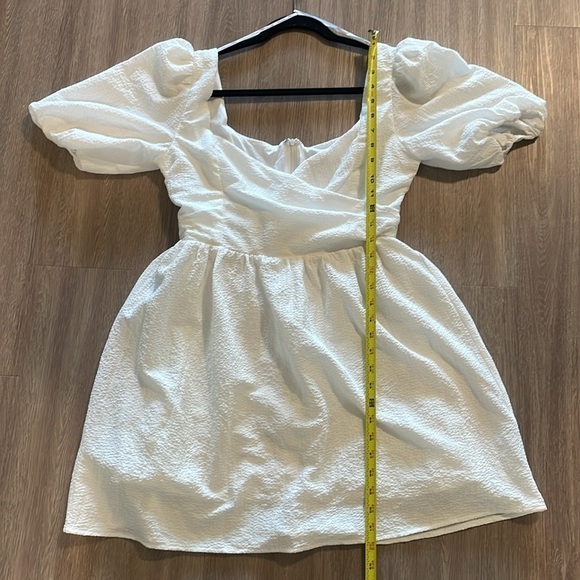 Lulu’s Women’s Mini Dress Medium White Little Bit In Love Surplice Puff Sleeve - Picture 17 of 17